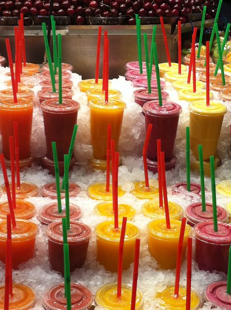 Juice stand at La Boquera Market - Barcelona, Spain Juice Vendor Booth, Juice Stand Ideas, Juice Station, Smoothie Stand, Fruit Presentation, Juice Business, Juice Stand, Fruits Juice, Juice Store