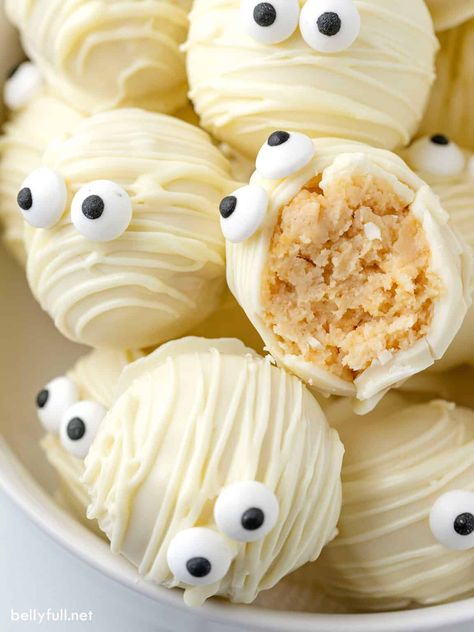 A fun Halloween dessert, these Mummy Oreo Balls are made with just 4 ingredients - Oreo cookies, chocolate, cream cheese, and candy eyes. With a hard chocolate outer shell and creamy center, these Oreo cream cheese balls are so delicious, plus they're no bake and easy. Have your little ones help you make them! Halloween Desserts Mummy, Halloween Mummy Snacks, Easy Dessert For Halloween Party, Halloween Food Ideas For Desserts, Easy Baking Recipes Halloween, Halloween Food And Drinks For Party, Fun And Easy Dessert Recipes, Fun Cookout Food, Cute Desert Ideas Easy