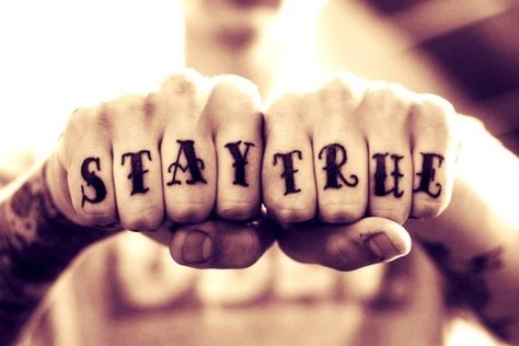 Stay True Stay True Knuckle Tattoo, Stay True Finger Tattoo, Knuckle Tattoo Fonts, Men Finger Tattoos, Stay True Tattoo, Foo Dog Tattoo Design, Inner Bicep Tattoo, Knuckle Tattoos, Hand And Finger Tattoos