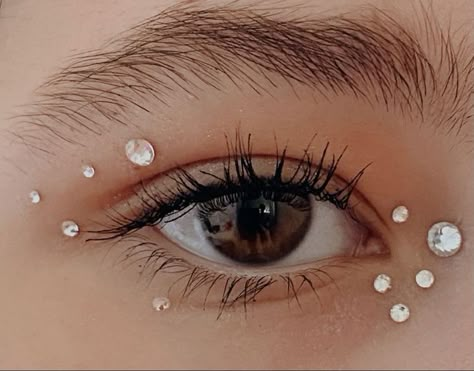 #fashion, #style, #outfitinspiration, #beauty #beauty, #makeup Face Gems Eye Makeup, Crystals Makeup Look, Make Up Coachella, Face Gems Ideas, Face Gem Ideas, Makeup With Crystals, Coachella Makeup Ideas, Makeup With Gems, Makeup With Rhinestones