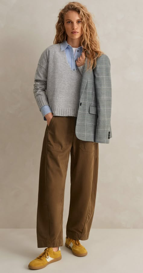 Masculine Outfit Women, Japanese 70s Fashion, Corporate Lesbian Style, Brown Tapered Pants Outfit, Cool Corporate Outfits, Gender Free Style, 1940s Winter Outfits, Outdoorsy Business Casual Women, Brown Pants Women Outfit