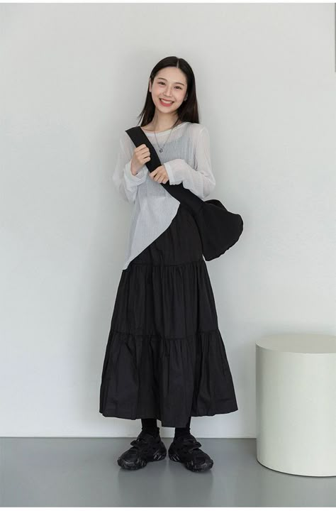 #skirt #longskirt #maxiskirt #blackskirt #skirtoutfit #skirtandblouse #skirtandsneaker #skirtdesign #cuteskirt Dress And Tshirt Outfits, Japan Outfits, Japan Outfit, Skirt Maxi, Seoul South Korea, Skirt Long, Skirt Outfit, Maxi Skirts, 가을 패션