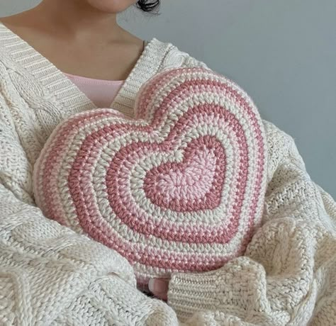 Modern Haken, Crochet Pillows, Haken Baby, Crochet Cushions, Crochet Pillow, Fun Crochet Projects, Double Crochet Stitch, Basic Crochet Stitches, Crochet Heart