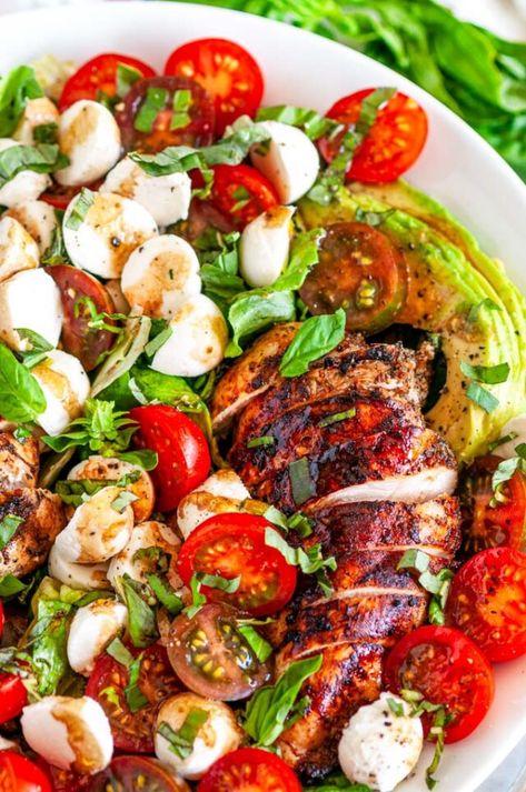 Balsamic Chicken Caprese Salad - Deliciously marinated chicken on a bed of greens with basil, mozzarella, tomatoes, and a homemade balsamic vinaigrette. From aberdeenskitchen.com #balsamic #chicken #caprese #salad #Italian #dinner #lunch #healthy #maindish #entree Chicken Caprese Salad, Decadent Cheesecake, Basil Mozzarella, Chicken Mozzarella, Homemade Balsamic Vinaigrette, Recipe Cheesecake, Chicken Caprese, Simple Dinners, Caprese Salad Recipe