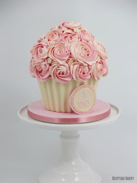 Giant Cupcake Recipes, Large Cupcake Cakes, Cupcake Smash Cakes, Giant Cupcake Cakes, Big Cupcake, Pastel Cupcakes, Smash Cake Girl, Large Cupcake, Pull Apart Cupcakes