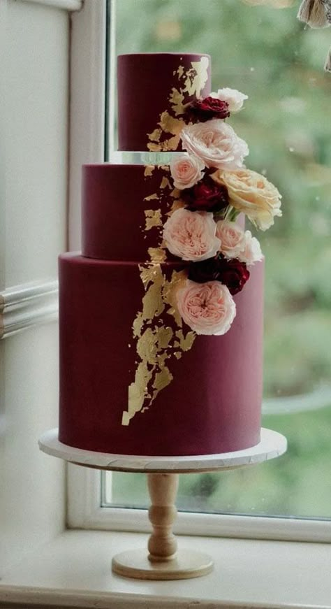 burgundy wedding cake, fall wedding cake, autumn wedding cakes 2021 Maroon Wedding Cake Ideas, Burgundy Cake Wedding, Burgundy Quinceanera Cake, Burgundy Wedding Cake Ideas, Burgundy Gold Cake, Burgundy Gold Wedding Cake, Maroon Wedding Cake, Maroon Cake, Fall Wedding Cake Ideas