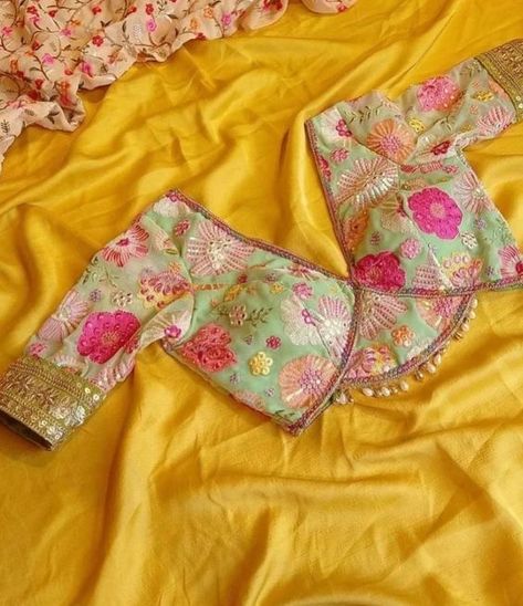 The Ultimate Checklist For Your Indian Bridal Trousseau! Blouse Designs Latest For Choli, Designer Blouse For Lehenga, Trending Saree Blouse Designs, Trending Sleeves Design, Latest Designer Blouse Designs, Blouse Sleeve Design, Blouse Indian Saree, Floral Sari, Trending Blouse