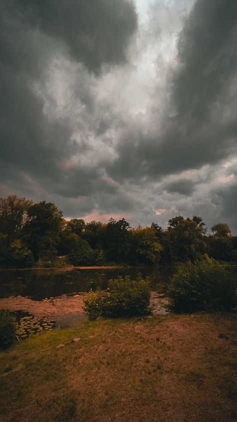 10 minutes before the start of a summer thunderstorm Rain Core, Storm Aesthetic, Midwest Summer, Summer Thunderstorm, Gloomy Weather, Edit Capcut, Summer Storm, Summer Mood, Summer Photos