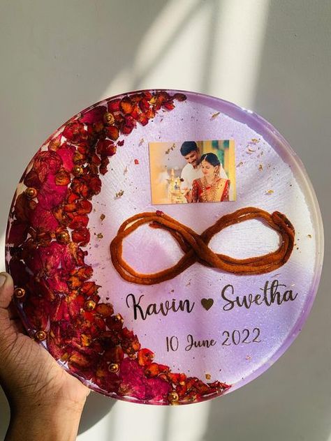 Resin Art Marriage Frame, Wedding Resin Art, Raisen Art, Resin Frame Ideas, Resin Art Wedding, Marriage Frame, Phone Frame, Resin Business, Resin Arts