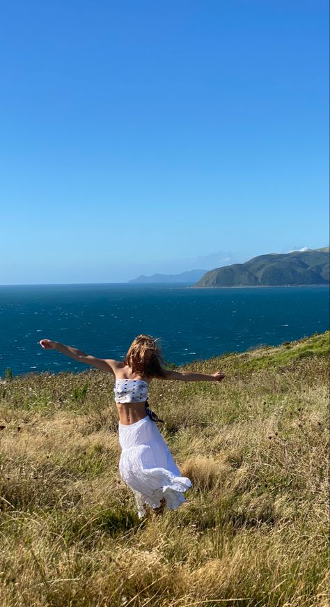 Lookouts, cliff photo, adventures, new zealand, cliff jumping, summer time, summer with friends, summer aesthetic, summer feeling, summer life New Zealand Picture Ideas, Life In New Zealand, Summer In New Zealand, New Zealand Winter Aesthetic, Spring In Australia, New Zealand Instagram Pictures, Nz Summer Aesthetic, Australian Lifestyle Aesthetic, New Zealand Summer Aesthetic