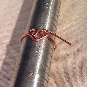 Heart Ring Tutorial, Twist Wedding Ring, Wire Rings Tutorial, Diy Wire Rings, Diy Wire Jewelry Rings, Bead Rings, Wire Jewelry Rings, Wire Craft, Diy Jewelry Rings