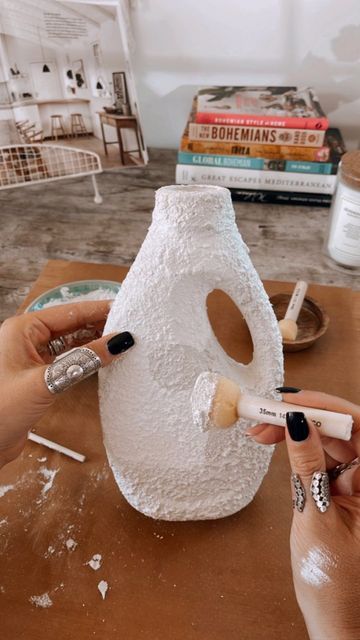 Laundry Detergent Container Crafts, Boho Vases Diy, Diy Boho Vase, Vase Upcycling, Detergent Bottle Crafts, Laundry Detergent Bottle, Softener Bottle, Laundry Detergent Container, Downy Fabric Softener