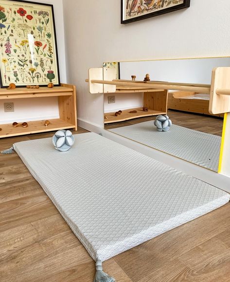 Montessori Pull Up Bar, Montessori Nursery Ideas, Montessori Playroom Ideas, Playroom Montessori, Montessori Toddler Rooms, Montessori Infant Room, Montessori Nursery, Montessori Bedroom, Montessori Playroom