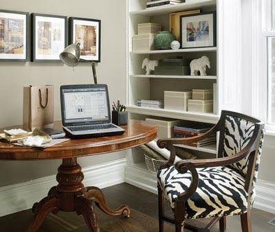 Home Office...not a bada idea. Use a dining room table for a desk. That's where all my stuff gets cluttered anyway! Small Office Decorating Ideas, Small Office Decor, Round Desk, Wooden Office Desk, Work Office Decor, Men Tips, Office Decorating, Real Estat, Diy Office