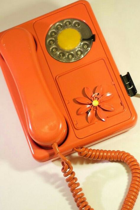 Orange retro phone so missed the days now.. Orange 90s Aesthetic, 1970s Orange Aesthetic, Old Orange Aesthetic, Orange Telephone, Orange Phone Icon Aesthetic, Orange Phone, Telephone Vintage, Love Vintage, Retro Phone