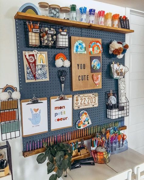 Rangement Art, Pegboard Ideas, Pegboard Storage, Pegboard Organization, Art Studio Organization, Art Studio Room, Craft Room Design, Art Studio At Home, Office Crafts