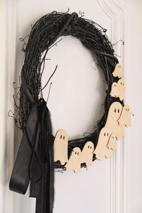 How To Make A Halloween Wreath Diy, Diy Wreath Halloween, Wreath Halloween, Ghost Wreath Diy, Halloween Wreath Kids Craft, Ghost Wreath Ideas, Ghost Wreath, Halloween Wreath Ideas, Ghost Wreath Deco Mesh