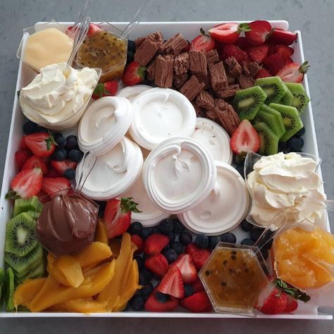 Pavlova Board, Grazing Board, Christmas Platter, Dessert Platter, Charcuterie Inspiration, Charcuterie And Cheese Board, Charcuterie Recipes, Christmas Lunch, Christmas Food Desserts