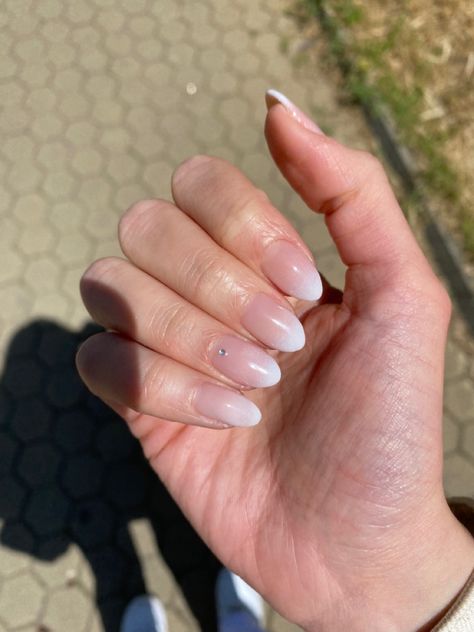 Nails Ombre White, Beige Ombre Nails, Beige Minimalist, Nails Ombre, Fashion Aesthetic, Ombre Nails, White Beige, Minimalist Fashion, Nails