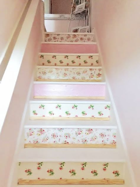 Wallpapered Stairs, Vintage Stairs, Wallpaper Stairs, Rooms Decoration, Shabby Chic Office, Koti Diy, Shabby Chic Wallpaper, Shabby Chic Painting, Decoration Shabby