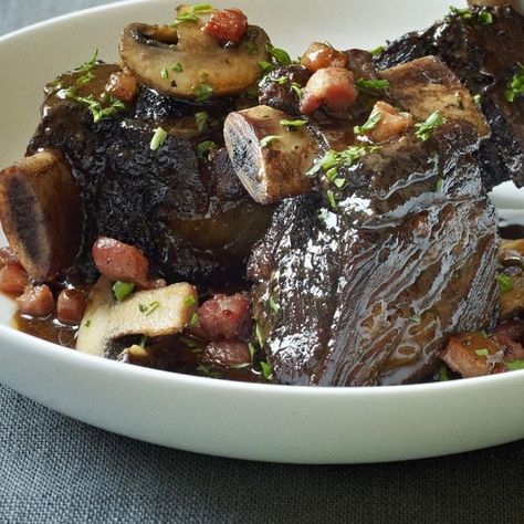 Pressure cooker braised beef short ribs recipe. Short ribs braised with dry white wine and mushrooms. Very easy and delicious! Braised Beef Short Ribs Recipe, Beef Short Ribs Recipe, Chef Ramsey, Gordon Ramsey Recipes, Cooking Short Ribs, Gordon Ramsay Recipe, Beef Short Rib Recipes, Chef Gordon, Short Ribs Recipe