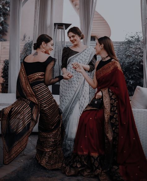 Onam Outfits, Group Picture Poses, Sisters Photoshoot Poses, Desi Wedding Dresses, Sisters Photoshoot, Saree Poses, Desi Fashion Casual, Indian Photoshoot, Saree Designs Party Wear