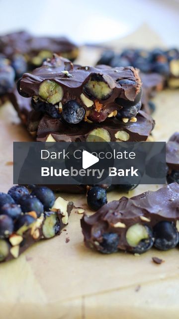 Dark Chocolate Covered Blueberries, Chocolate Blueberry Bark, Blueberry Chocolate Bark, Blueberry Bark, Blueberry Recipes Easy, Fresh Blueberry Recipes, Chocolate Covered Blueberries, Salted Almonds, Dark Chocolate Bark