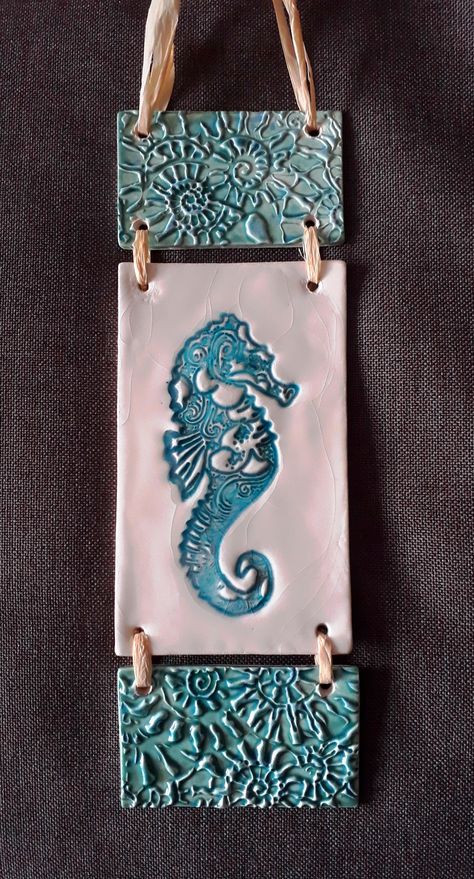 Seahorse Decor, Polymer Clay Kunst, Diy Keramik, Slab Ceramics, Clay Wall Art, Pottery Handbuilding, Clay Crafts Air Dry, Ceramic Wall Art, Slab Pottery