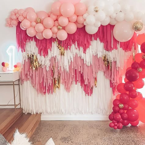 Fringe Balloons, Diy Fringe Garland, Pink Party Theme Ideas, Best Party Ideas, Princess Jasmine Birthday, Pink Party Theme, Artist Birthday, Jasmine Birthday, Fringe Backdrops