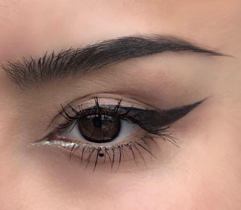 Black Eyeliner Makeup Simple, Basic Eyeliner Look, Black Wing Eyeliner, Protruding Eyes Eyeliner, Black Eyeliner Looks Hooded Eyes, Elaborate Eyeliner, Simple Black Eyeliner, Prom Eyeliner, Liquid Eyeliner Looks