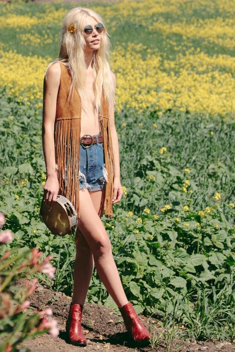 Bohemian fashion retailer Free People certainly knows how to get us excited for festival season. With their new lookbook called ‘Kaleidoscope Skies’, FP offers up some seriously groovy fashion perfect for Coachella with fringed vests, statement sunglasses, band tees and cut-off shorts. Model Aline Weber poses outdoors in carefree images captured by Tina De Leon … Hippie Festival Outfit, Aline Weber, Fringe Shorts, Suede Fringe Vest, Bohemian Diesel, Fringe Vest, Boho Beauty, Mode Boho, Hippie Festival