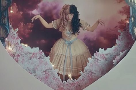 Melanie Martinez Show And Tell, Melanie Martinez Dress, Melanie Martinez Music, Melanie Martinez Outfits, Melanie Martinez Songs, Melanie Martinez Photography, Funny Morning Pictures, Celebrity Look Alike, Celebrity Style Red Carpet