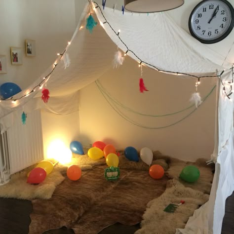 Fort Birthday Party Ideas, Pajama Party Kids, Sleepover Fort, Art Birthday Cake, Girls Sleepover Party, Pyjamas Party, Pijama Party, Sleepover Birthday Parties, Pyjama Party