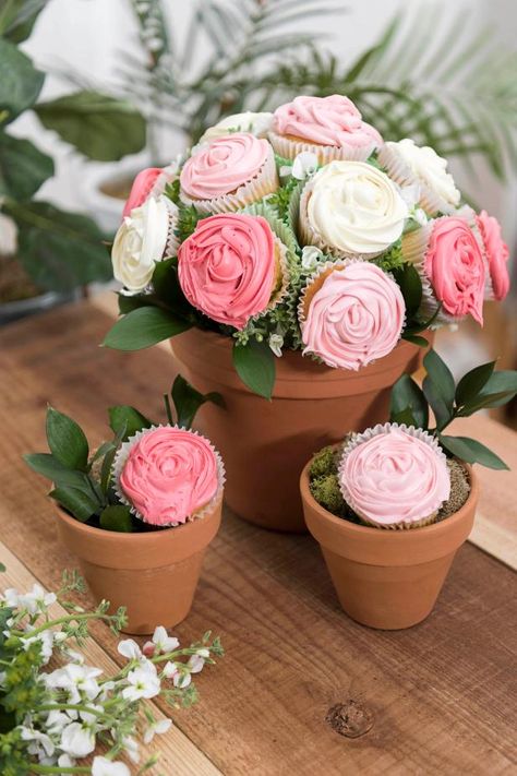 Cupcake Bouquet Diy, Play Dough Valentine, Cupcake Flower Pots, Food Bouquet, Edible Bouquets, Diy Edible, Diy Cupcake, Terra Cotta Pot Crafts, Diy Cupcakes