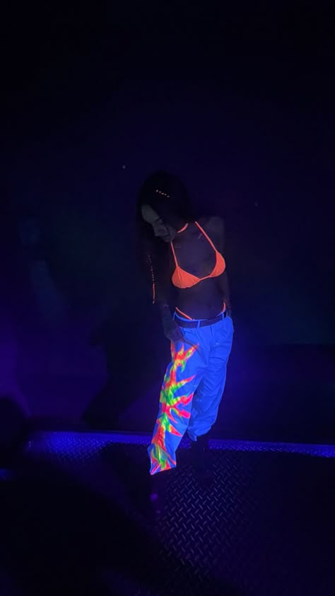 Fiesta Neon Outfit, Black Light Outfits, Glow In The Dark Party Ideas Outfit, Neon Rave Outfits Ideas, Outfit Bizarro Bariloche, Neon Outfits Party Night, Neon Outfits Party, Ropa Color Neon, Glow Party Outfit