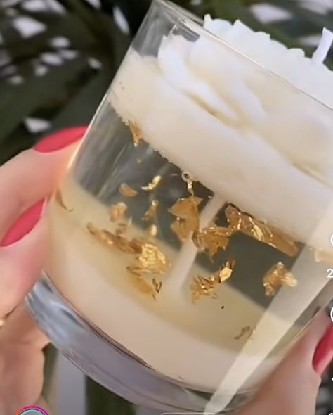 Winter Gel Candles, Gell Candles, Creative Candle Making Ideas, Candle Business Ideas, Glitter Gel Candles, Gold Leaf Candle Making, Candles Gel, Candle With Gold Flakes, Floating Flower Candles