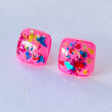 Resin Studs, Diy Resin Projects, Resin Projects, Diy Resin Crafts, Diy Resin, Resin Diy, Pink Glitter, Resin Crafts, Neon Pink