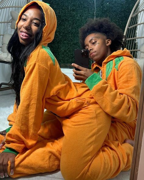 Halloween Pjs Matching, Halloween Pjs Couples, Wlw Black, Matching Christmas Pajamas Couples, Studs With Dreads, Family Halloween Ideas, Me N Bae, Halloween Pjs, Halloween Fits