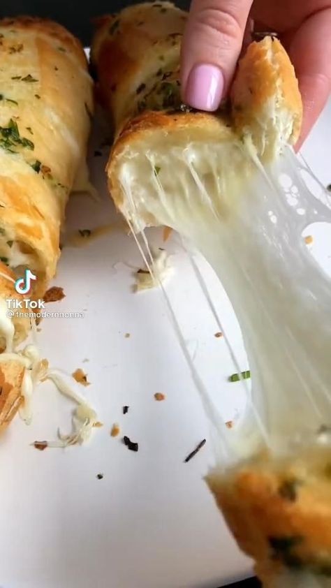 Garlic Stuffed Bread, Simple Good Breakfast Easy Recipes, Garlic Bread Videos, Savory Food Recipes Simple, Yummy Food Savory, Yummy Savory Food, Easy Snacks To Make Savory, Garlic Dinner Recipes, Rainy Day Food Ideas