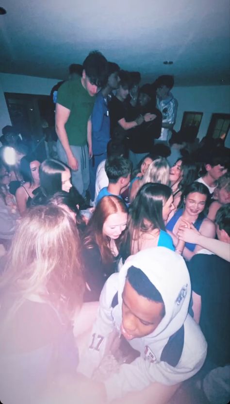 Project X Theme Party, Teenage House Party Aesthetic, Summer House Party Aesthetic, Black Out Or Back Out Party, Uk House Party, 80s House Party, 90s House Party Aesthetic, House Party Pics, Teenage House Party