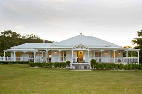 Queenslander Architecture, Modern Queenslander, Australian Country Houses, Queenslander Homes, Hamptons Farmhouse, Queenslander Renovation, Queenslander House, Houses Architecture, Homestead House