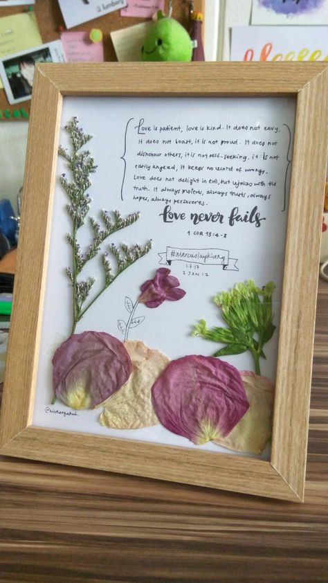 Dried Flowers Picture Frame Diy, Dried Flowers Ideas Frame, Flower Petal Picture Frame, Best Frames For Pressed Flowers, How To Put Dried Flowers In Frame, Flower Press Picture Frame, Dried Flowers Photo Frame, Pressed Flowers Gift, Ideas To Preserve Flowers