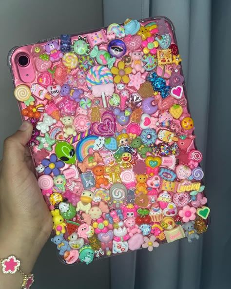 how cute is this super junky ipad case ?😍🍭🍬🍫🍩🦄#memphis #junkyipadcase #junkycase #cutejunkcase #memphistn #explorepage Junky Cases, Decoden Art, Baddie Accessories, Junk Items, Bling Phone Cases Diy, Diy Cases, Junk Case, Decoden Case, Rockstar Aesthetic