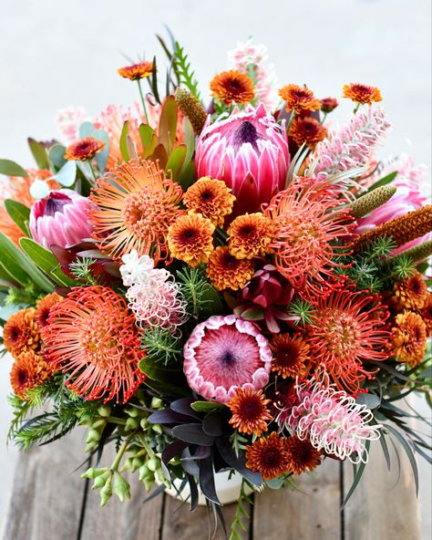 Good energy, captured through the power of flowers 🍃🌷💥🌷🌿 #fabulousflorals #goodenergy #selfcare #protea #cagrown Wedding Flowers With Proteas, Simple Protea Bouquet, Dried Bouquet Display, Protea Arrangements Modern, Protea Flower Arrangements, Protea Wedding Flowers, Wedding Flowers Protea, Protea Centre Pieces Wedding, Protea Wedding Bouquet