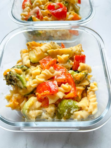 Max And Cheese With Veggies, Mac And Cheese With Cauliflower, Veggie Mac And Cheese, Cauliflower Zucchini, Banza Chickpea Pasta, Mac And Cheese Sauce, Onion Vegetable, Protein Pasta, Veggie Pasta