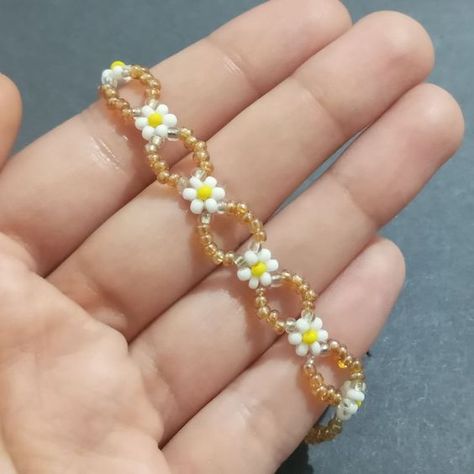 Cute daisy chain bracelet with seed beads/Simple flower bracelet Diy Seed Bead Flower Bracelet, Seed Bead Flower Bracelet, Daisy Beaded Bracelets, Flower Bead Bracelet Tutorial, Seed Bead Bracelets Daisy, Seed Bead Ideas, Daisy Chain Seed Bead Tutorial, Bead Daisy Chain Tutorial, Seed Bead Bracelets Flower Daisy Chain Tutorial