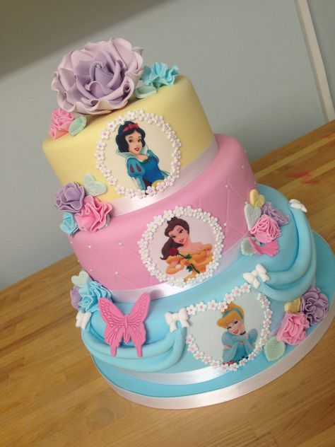 Kue Disney, Disney Princess Birthday Cakes, Red Birthday Cakes, Princess Cakes, Belle Birthday, Princess Birthday Party Decorations, Disney Princess Cake, Disney Princess Birthday Party, Princess Theme Birthday