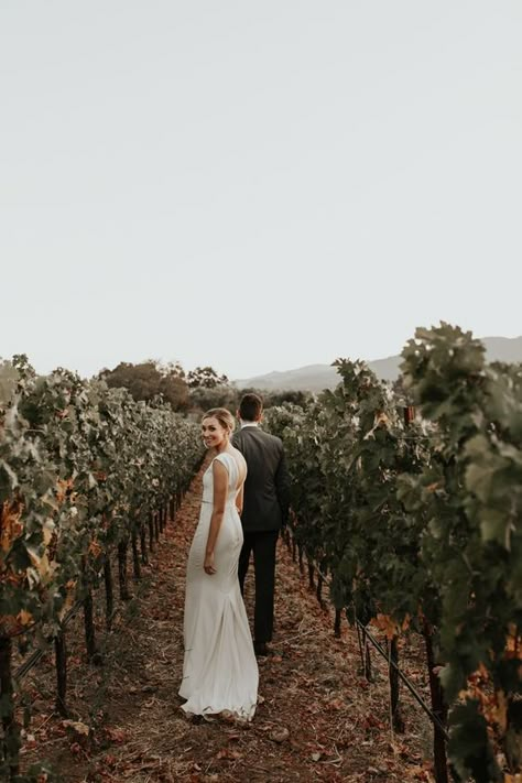 Country Wedding Outfit, Vineyard Elopement, Country Wedding Dresses Bridesmaid, Country Wedding Attire, Country Wedding Bridesmaids, Country Wedding Hairstyles, Blow Dry Short Hair, Country Wedding Songs, Editorial Bride