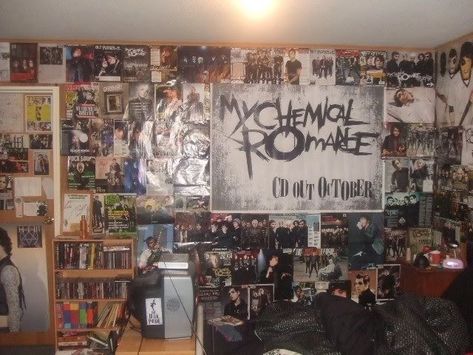 My Chemical Romance Room Ideas, Emo Scene 2000s Room, Mcr Room Decor, Metalhead Room Ideas, Emo Room Inspo 2000s, 2000s Emo Bedroom, Mcr Bedroom, Emo Room 2000s, Metalhead Bedroom