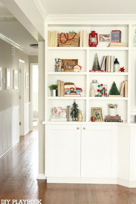 Adding a few red and green accessories to your bookshelves gets your entire home ready for the holiday season. Love this simple, yet traditional look for Christmas. Christmas bookshelf styling. #christmas #christmasdecor #christmascrafts #christmasideas #christmasdecorations #christmastree #holiday #homedecor #homedecorideas Christmas Bookshelf, White Built Ins, Diy Playbook, Holiday 2022, Bookshelf Styling, Diy Holiday Decor, Bookshelf Decor, Shelf Styling, Decor Display